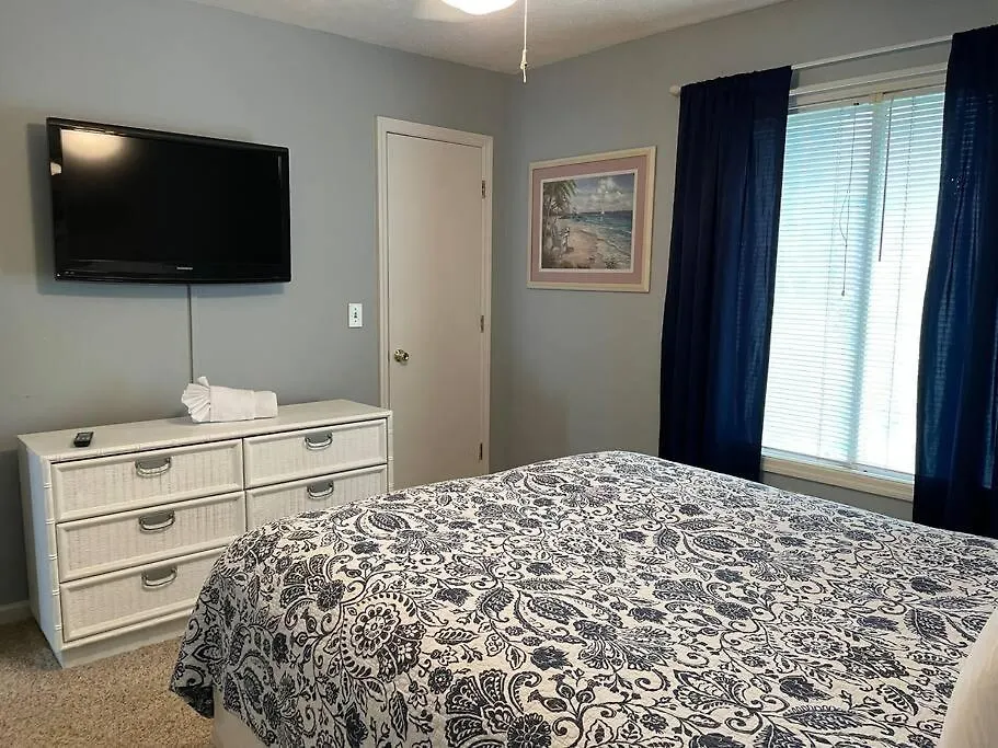 Pink Flamingo/Walk To Beach W/ King Bedroom-1
